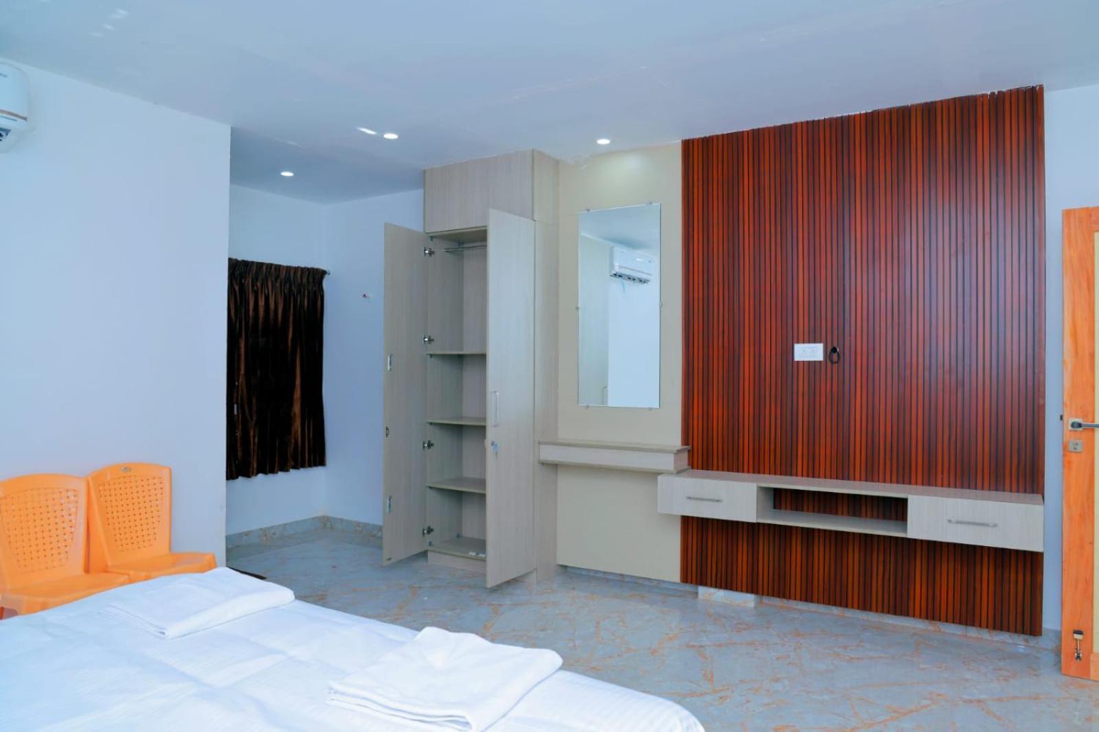Grand Sangeetham Inn Thiruchendur Bagian luar foto